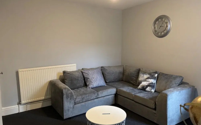 Oxford-house-sleeps 7-parking-garden