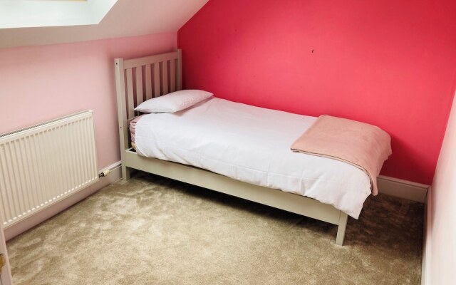 Beautiful 4-bed House With Countryside Views