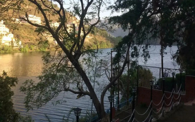 Lazy Bear Resort And Cafe