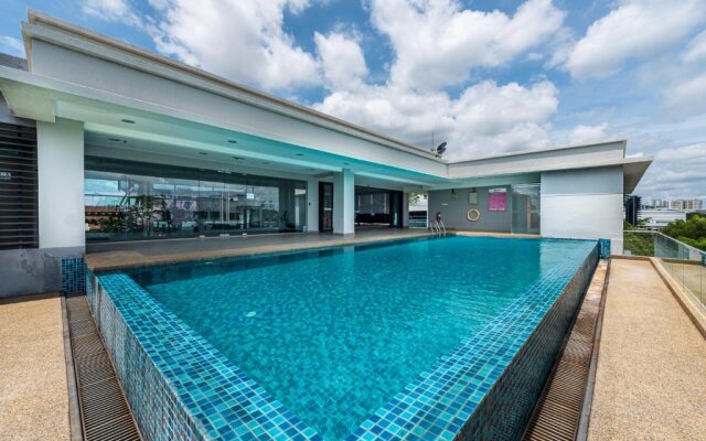 8500SF Roof Top Stay With Private Infinity Pool & Gym Located In Cyberjaya
