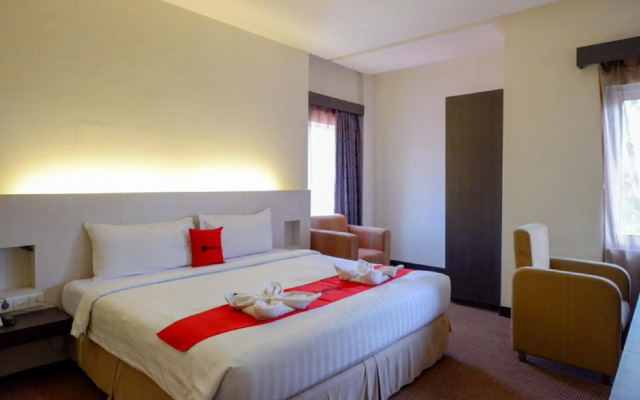 RedDoorz Plus near Hotel Benua Kendari
