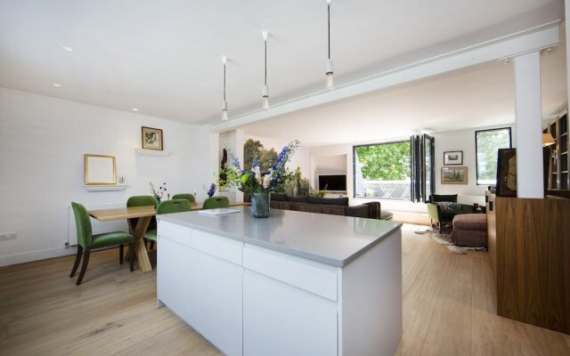 Beautifully Furnished 3 Bedroom 2 Bath Maisonette With Balcony In Bayswater