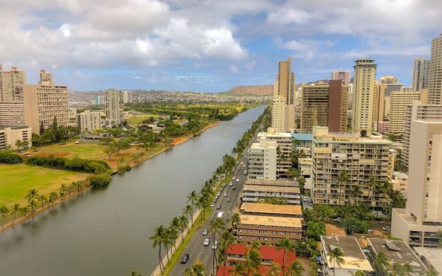 Bright & Breezy Waikiki Studio