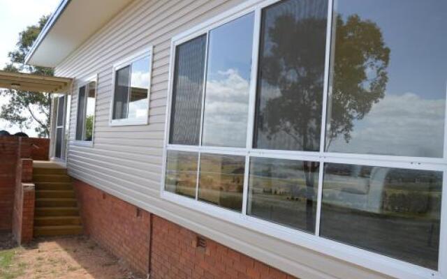 BATHURST GOLDFIELDS RESIDENCE on MOUNT PANORAMA