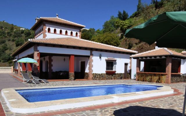 Spacious Villa in Sayalonga with Jacuzzi