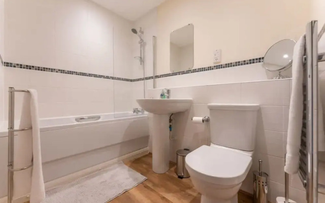 Luxury 2 Bed Apartment Parking by NEC Solihull