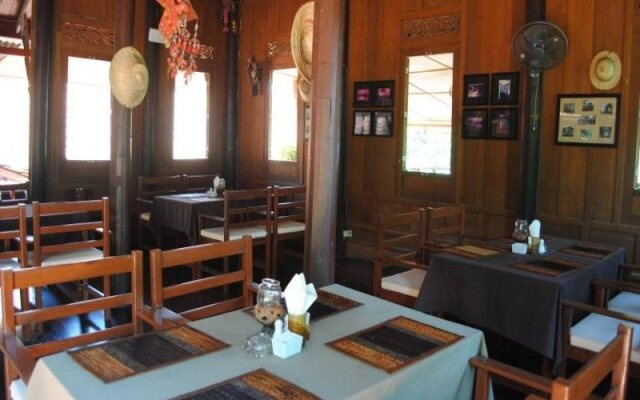 Harry's Bungalows & Restaurant