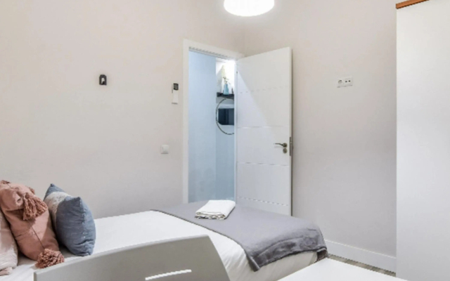 Retiro V in Madrid with 4 bedrooms and 2 bathrooms