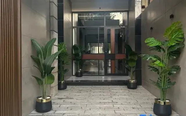Luxury 3BR Apt | Prime Spot w/Lounge & Dinning