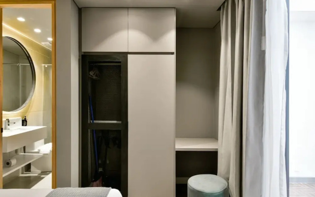 w Illustrious 1BR w/ Great Balcony in Unicentro