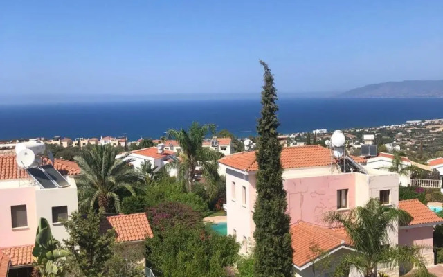 2BR home with stunning sea and mountain views