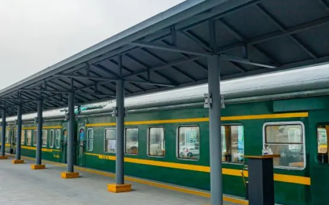 Green Train Leisurely Time – Outside – Yangzhou