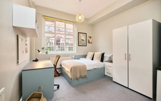 Deluxe Room 10 - Louise House Summer Youth Accommodation