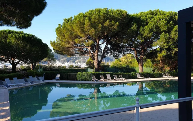 Garden and beach sea view apartment Cannes