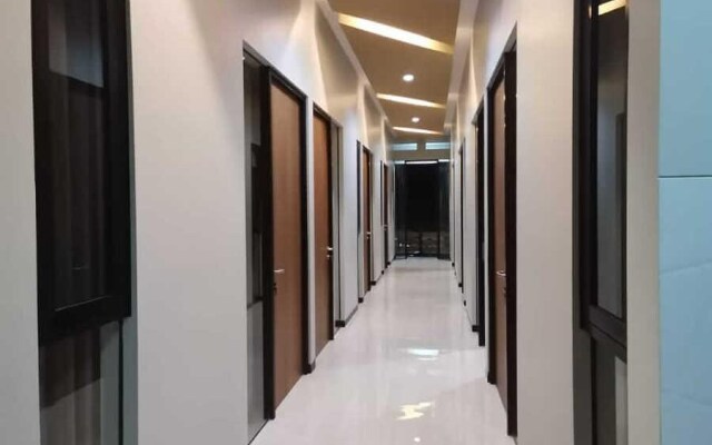 RedDoorz Plus @ Dukuh Kupang