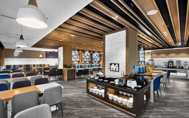 Holiday Inn Express Kaohsiung Love River by IHG