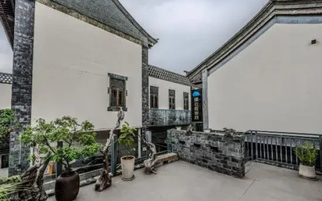 Jianshui Yiyunting Inn