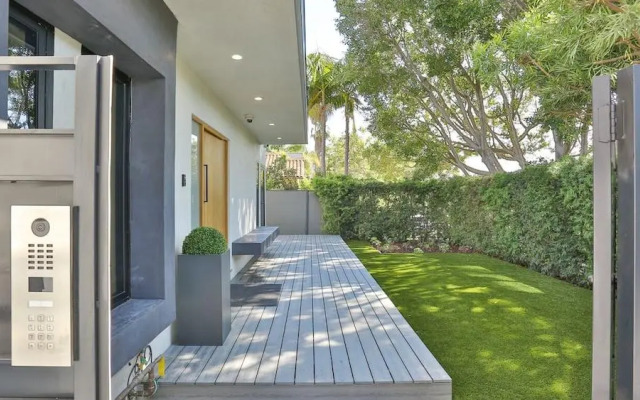 Spacious 5 Bedroom West Hollywood Home With Pool