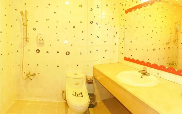 Kunming Jiaoyuan Hotel (Tongde Plaza Baiyun Road Subway Station)