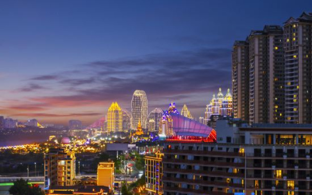 Lixia · Lucky Glow Riverview Resort Hotel — 3-star hotel in Xishuangbanna
