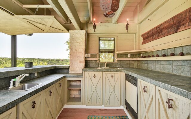 7BR 5 5BA Spicewood Sanctuary by RedAwning