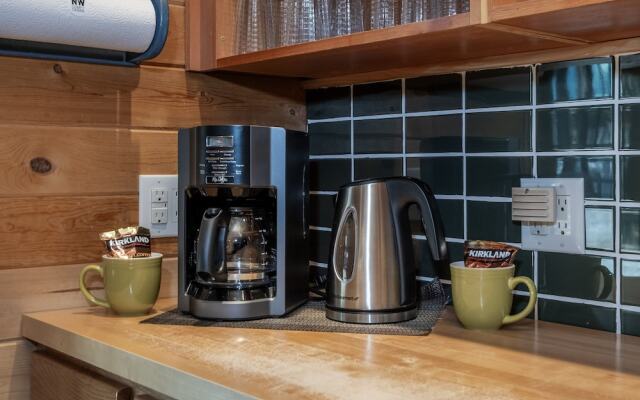 Pine Acres 4 Bedroom Home by NW Comfy Cabins by RedAwning