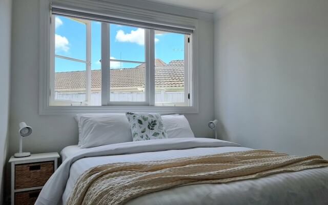 Cheerful 5 - Bedroom Home - Free Parking