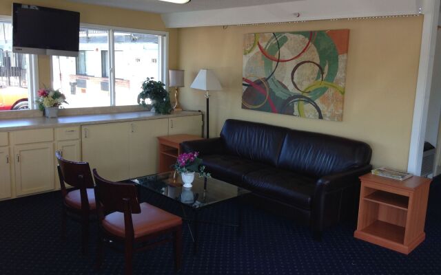 Travelodge by Wyndham Tacoma Near McChord AFB