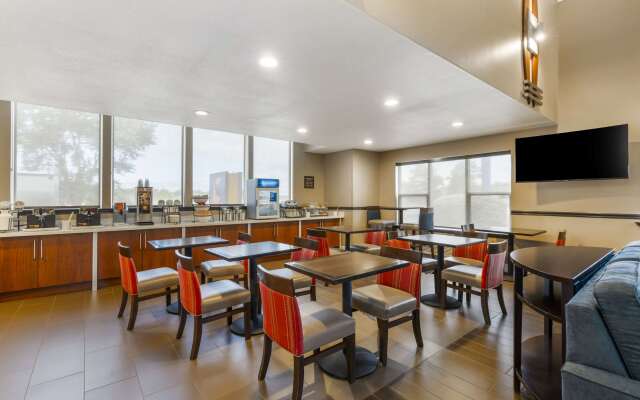 Comfort Inn & Suites Redwood Country