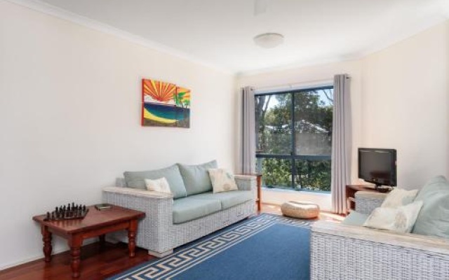 12 Ibis Court Highset Beach House With Natural Bushland Gardens And Covered Decks – Guest Rooms – Rainbow Beach