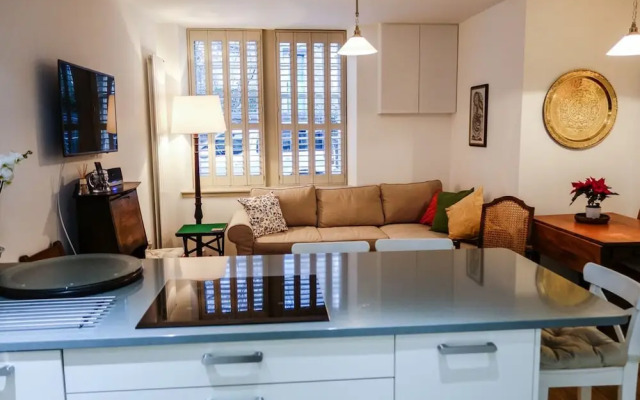 Quiet Ground Floor Mews Flat and Parking