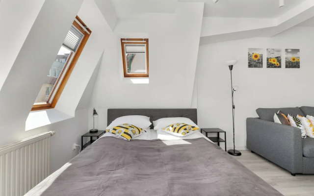 Sunny Apartment With Parking by Renters