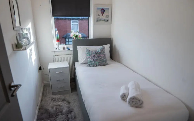 Manchester - 4 Beds - Sleeps 7 - Street Parking