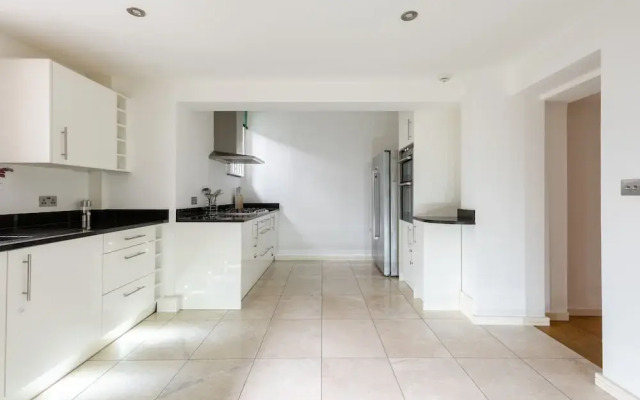 Platinum Apartment in Camden 9946