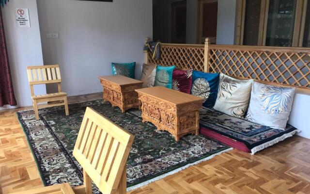 Raku Guest House