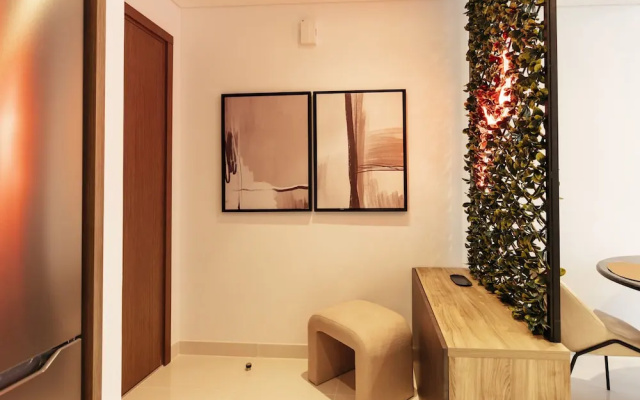 Luxurious Waterfront 1BR with Sea Views