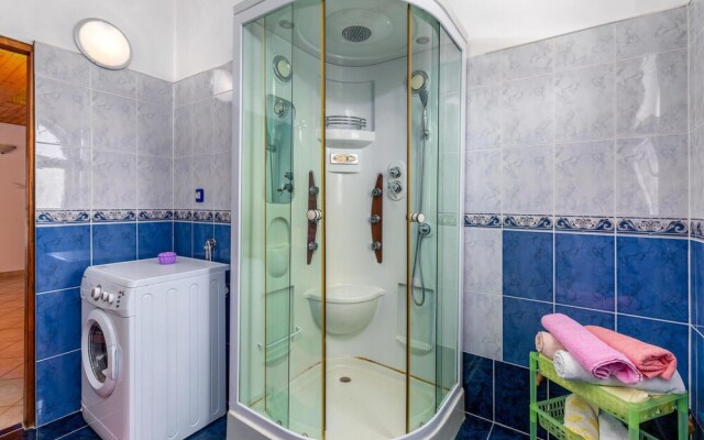 Beautiful Home in Sisan With Wifi and 4 Bedrooms