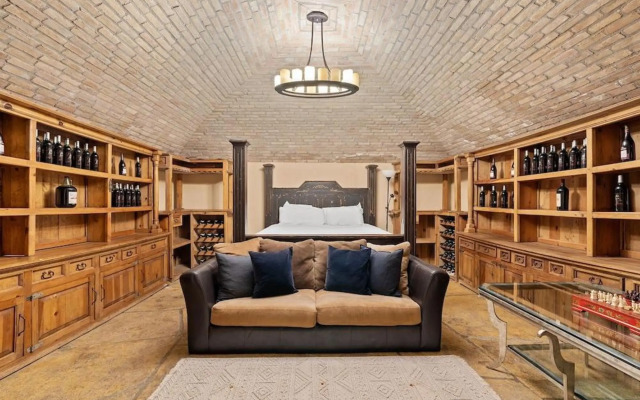 The Trois Estate at Enchanted Rock