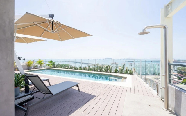 w Exceptional 1BR With Balcony in Casco View