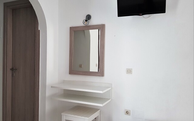 Petros Studios & Suites