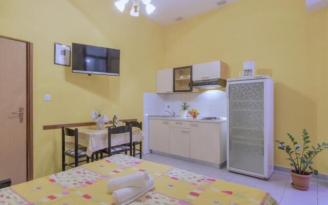 Pleasant Oriana Apartment near Sea