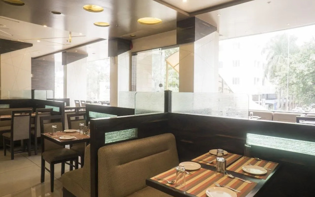 Super Townhouse OAK Regal Inn Near Sant Tukaram Nagar Metro Station