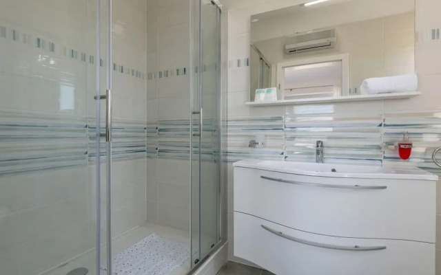 Charming Villa With Pool ,140m From the sea
