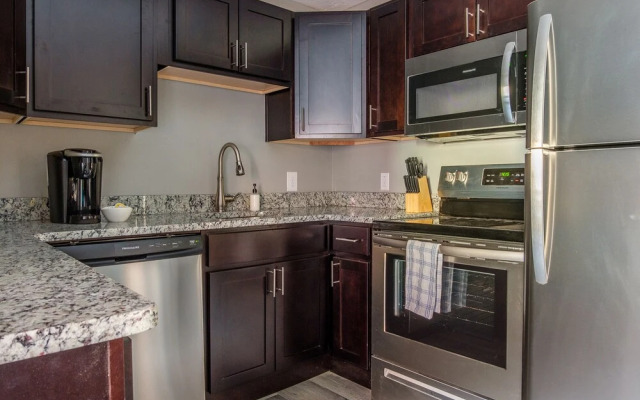 Large 2BR Apt Near Perk Plaza