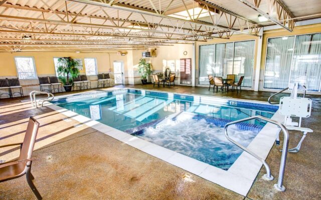 Comfort Inn & Suites Triadelphia - Wheeling