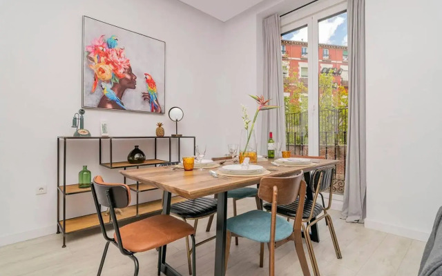 Apartment with Balconies in La Latina by Batuecas