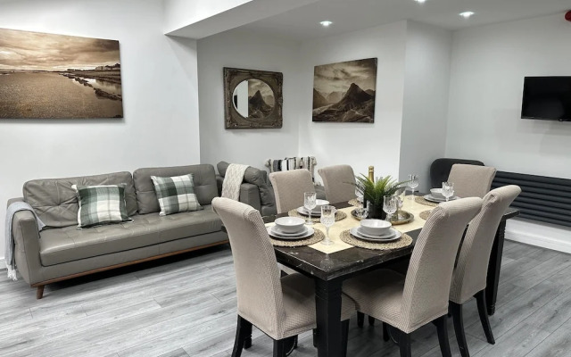 Stunning 4-bed House in Birmingham