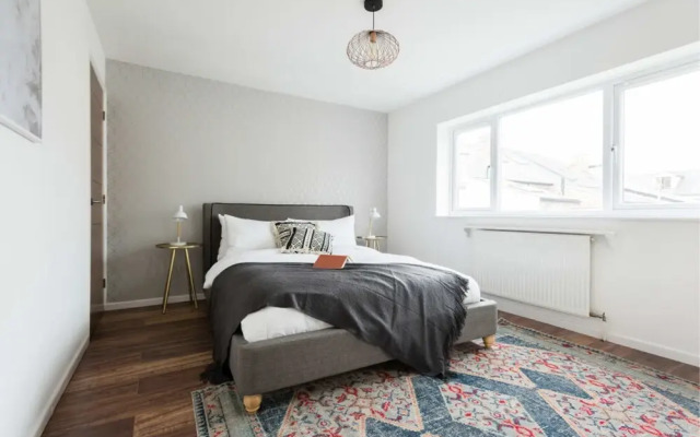 The Century Chalet - Contemporary 2bdr with Parking