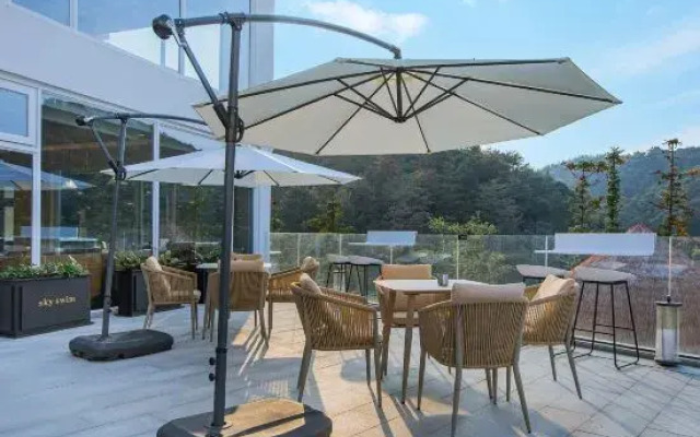 Moganshan High Mountain Forest Adventure Park · Xuan Yong Shilily Hotel