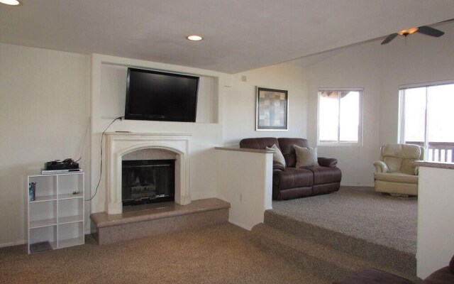 032 - Lakefront Village Escape